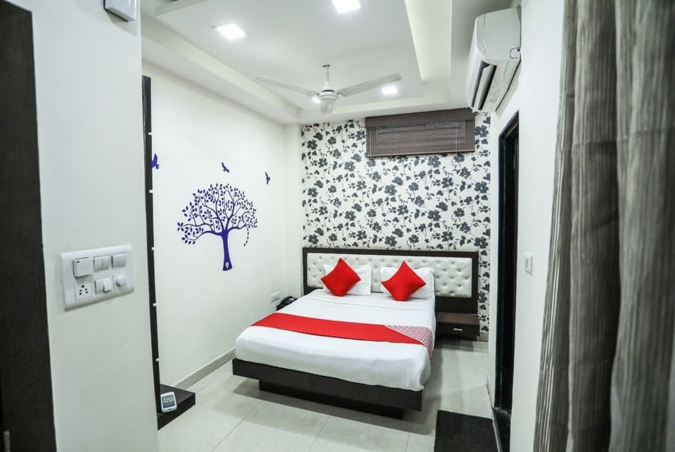 OYO 2681 Hotel Madhuram palace主图
