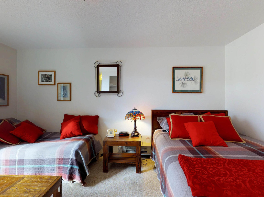 Pioneer Inn Condominiums主图