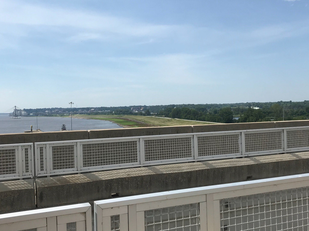 Melvin Price Locks and Dam-East Alton必去景点