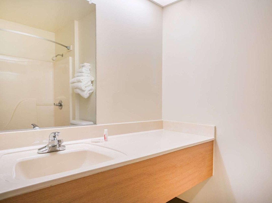 托马霍克速8酒店主图