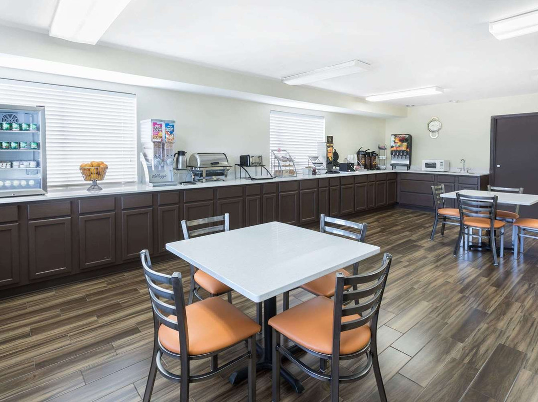 Super 8 by Wyndham Montgomery I-65主图