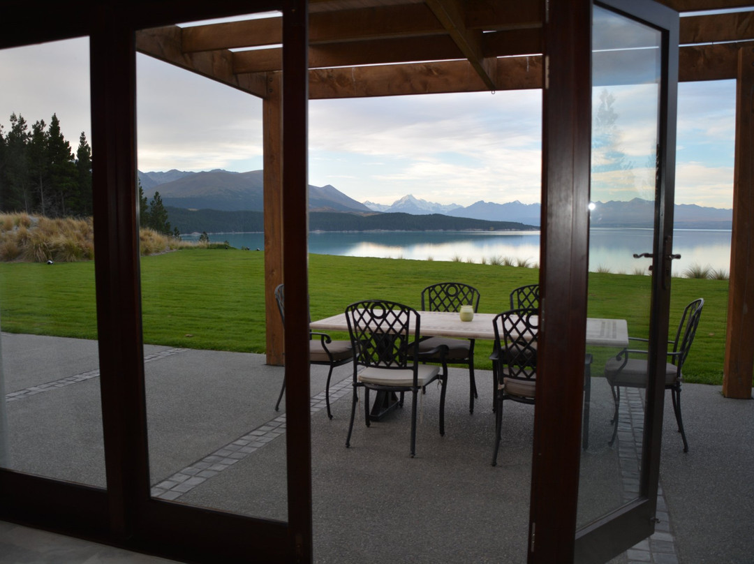 库克山湖畔度假酒店主图