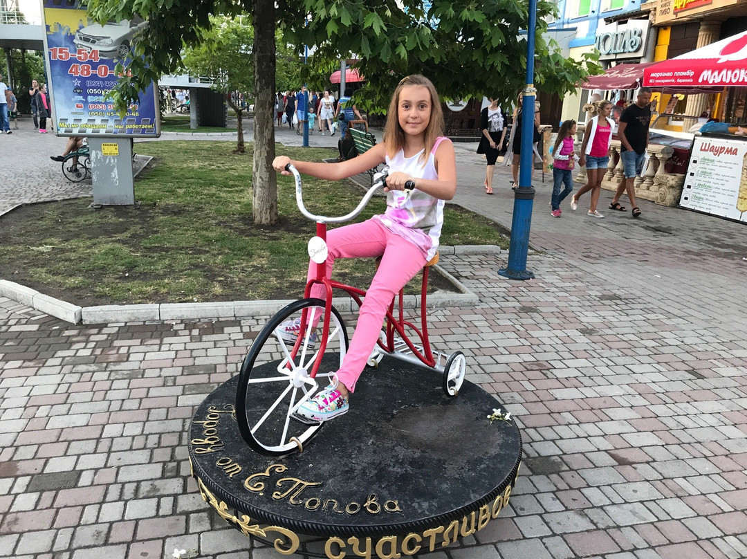 Monument Children's Bicycle-Berdyansk必去景点