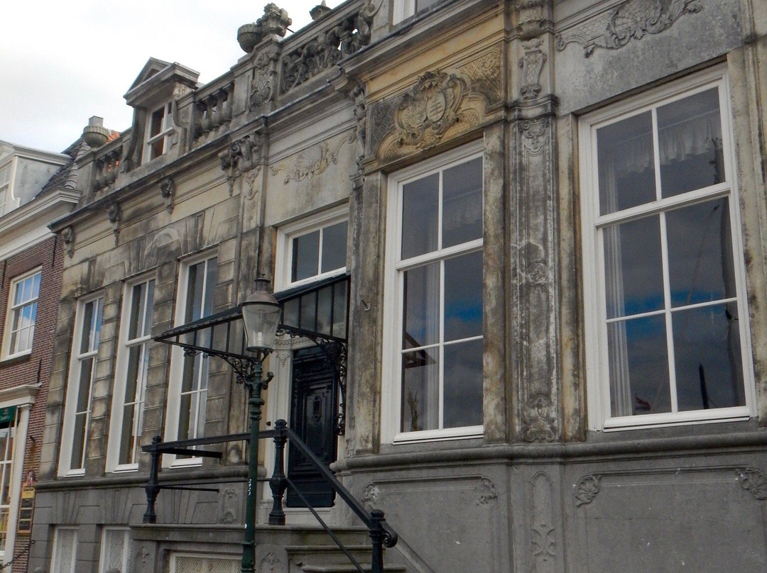 Rijksmonument Snouck van Loosenhuis uit 1742-恩克赫伊曾必去景点