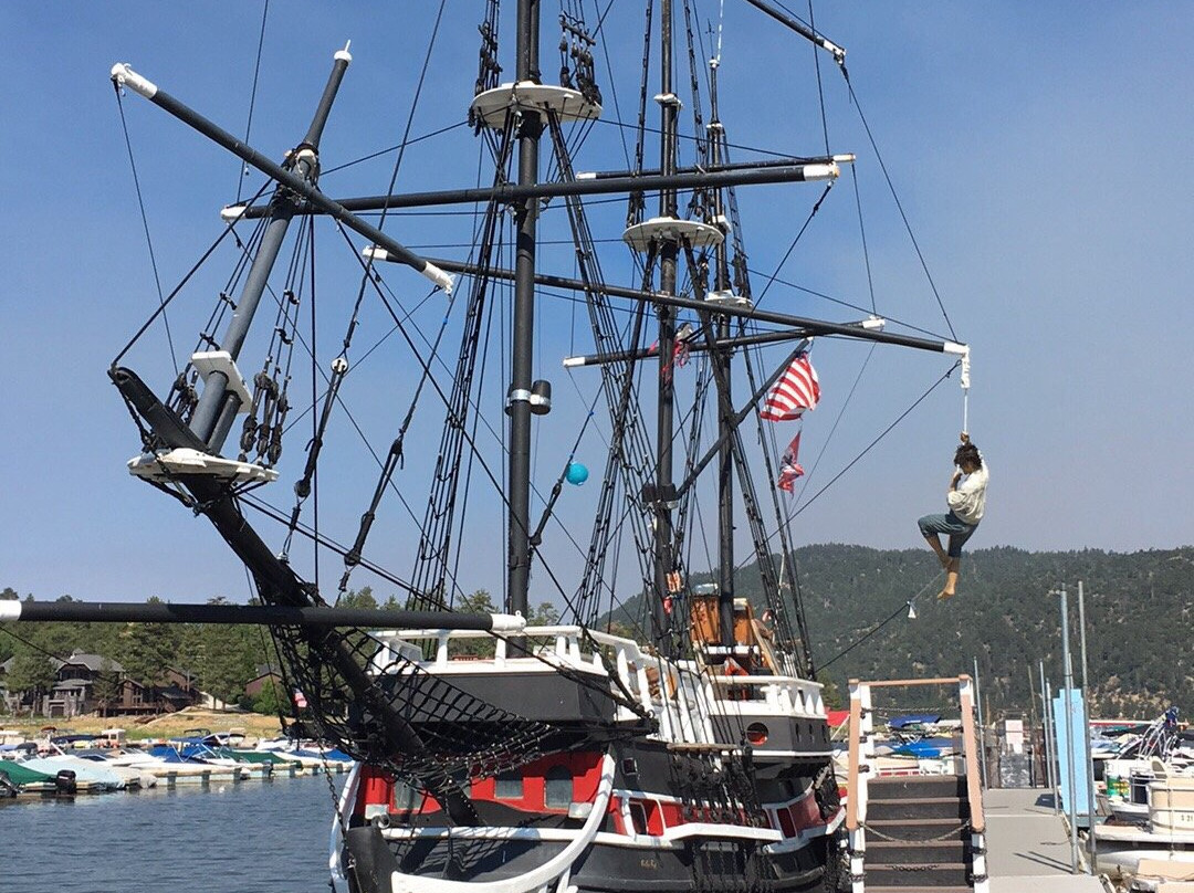 Pirate Ship Tours-大熊湖必去景点