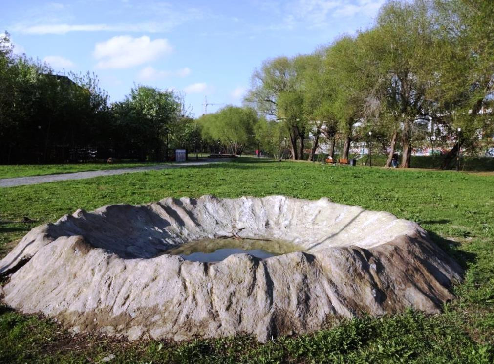 Sculpture "Golden Crater"景点图片