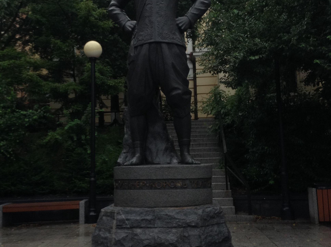 Yul Brynner Monument-海参崴必去景点