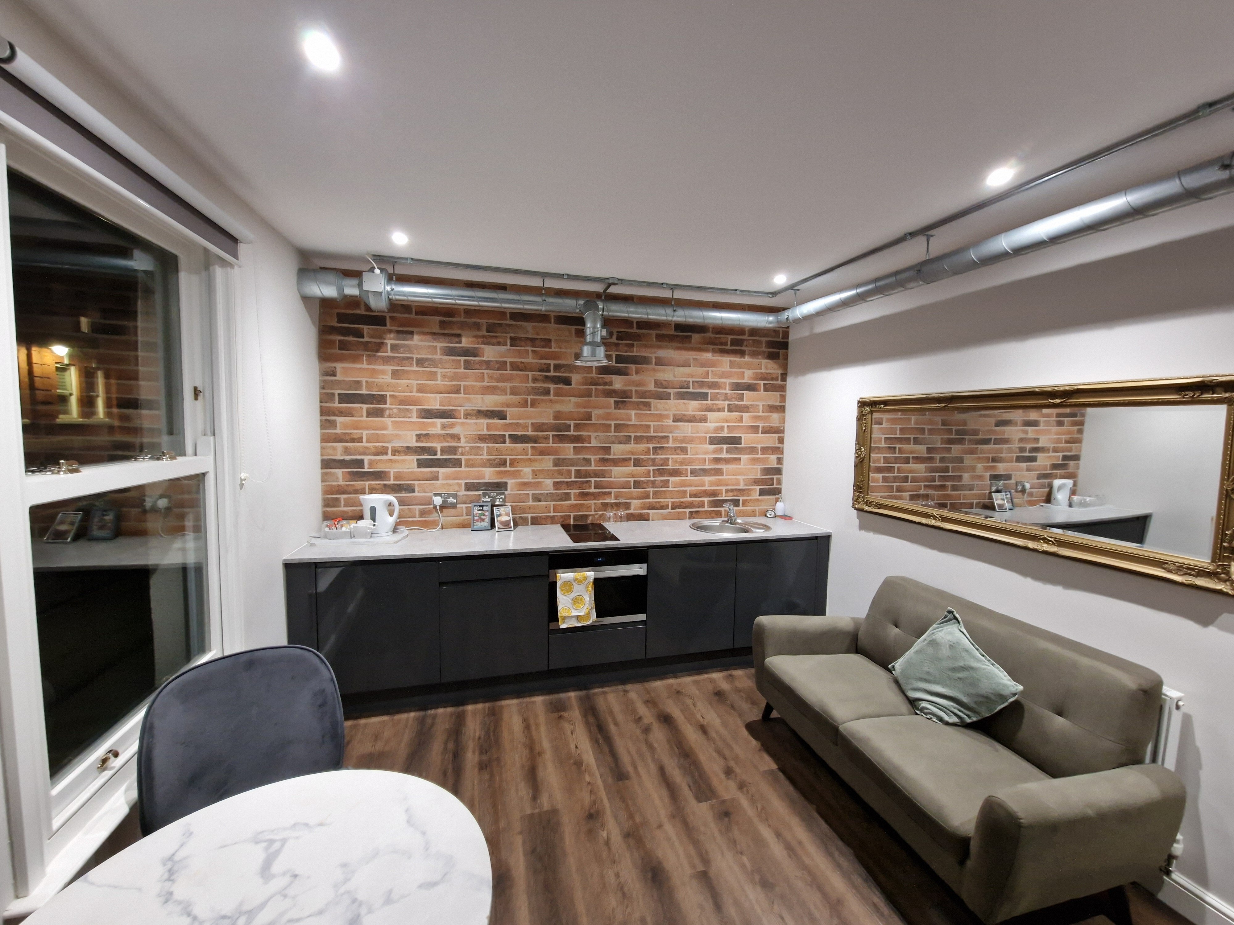 Three Cranes Serviced Apartments-客卧