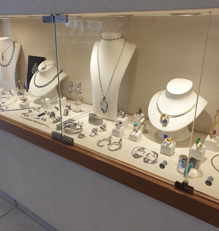 George and Lilian's Jewellery-Almyrida必去景点