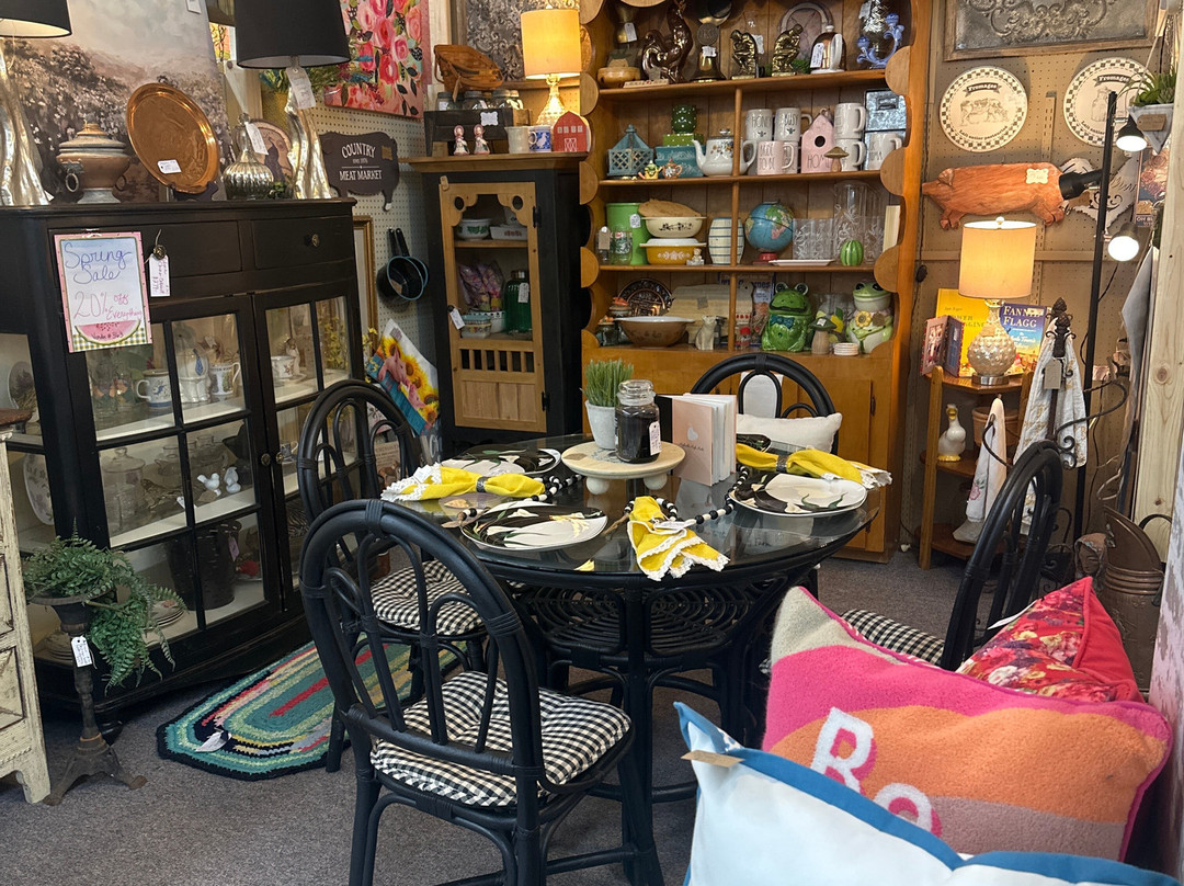 Two Sisters Dusty Attic Flea Market-Cassville必去景点