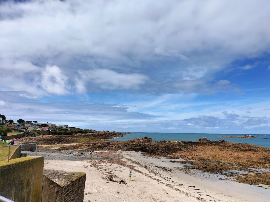Cobo Bay-Castel必去景点