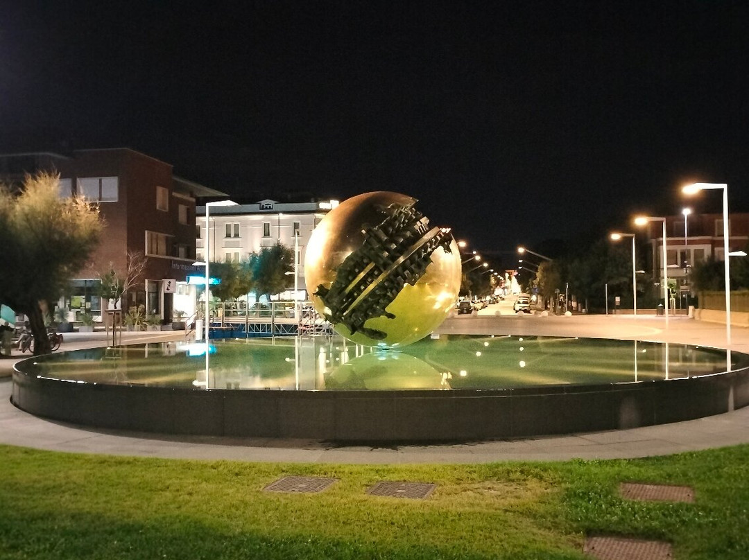 Sfera Grande di Pomodoro-佩萨罗必去景点