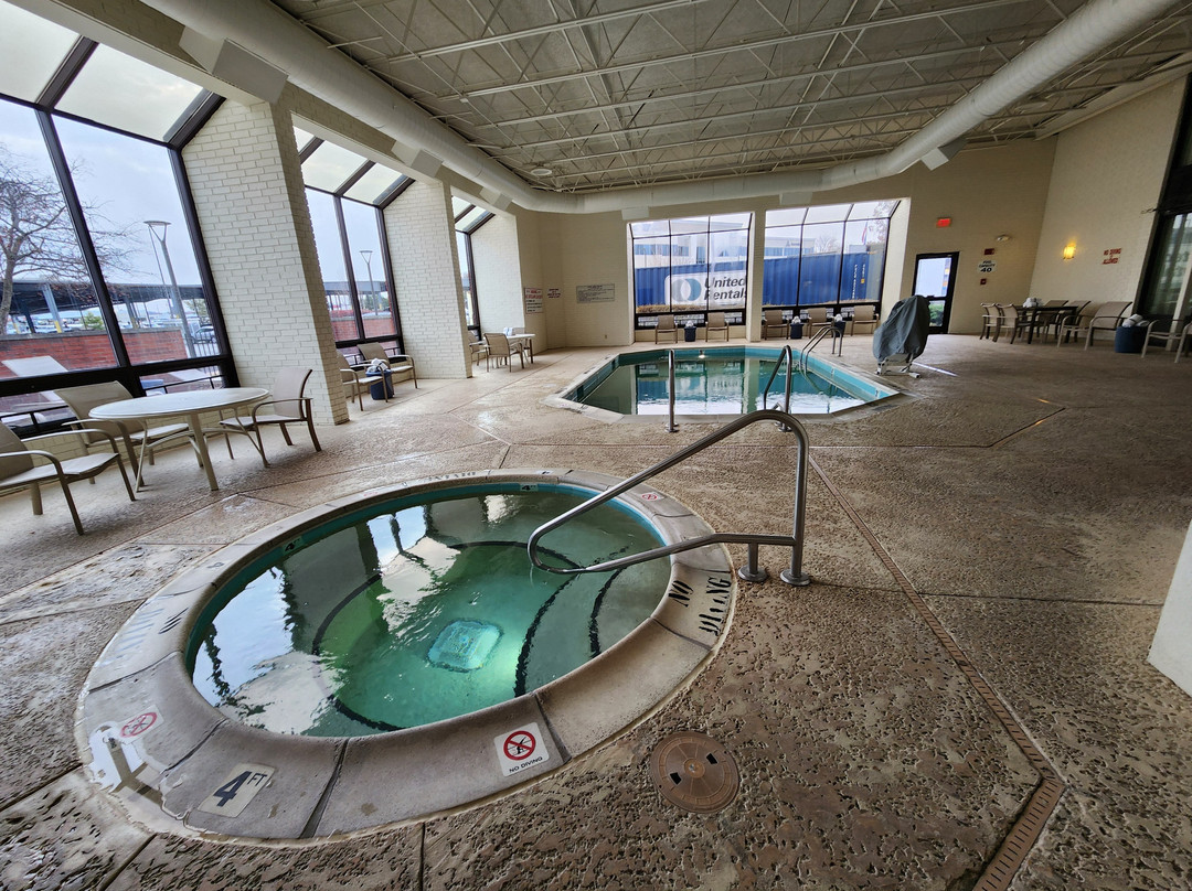 Drury Inn & Suites St. Louis Airport主图