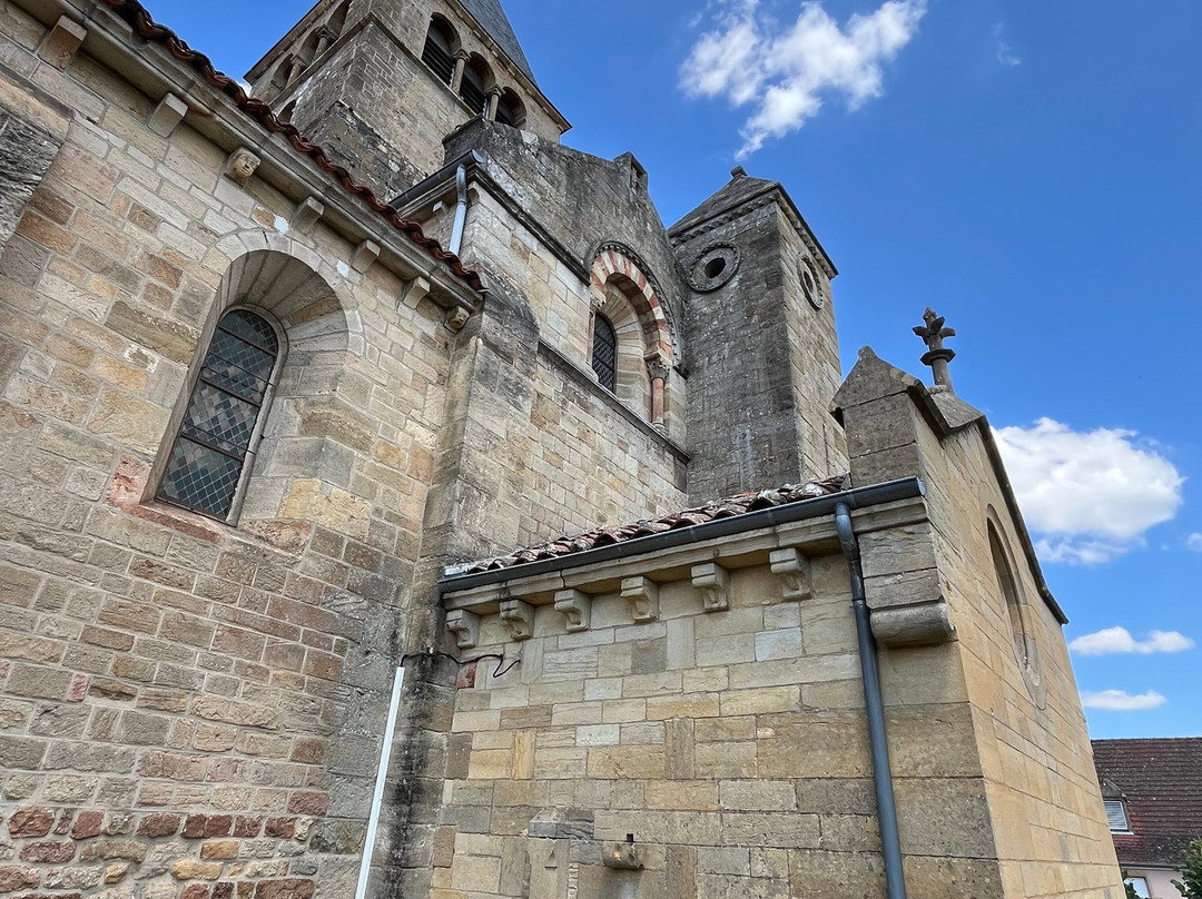 Eglise Notre-dame-de-la-nativité-Bois-Sainte-Marie必去景点