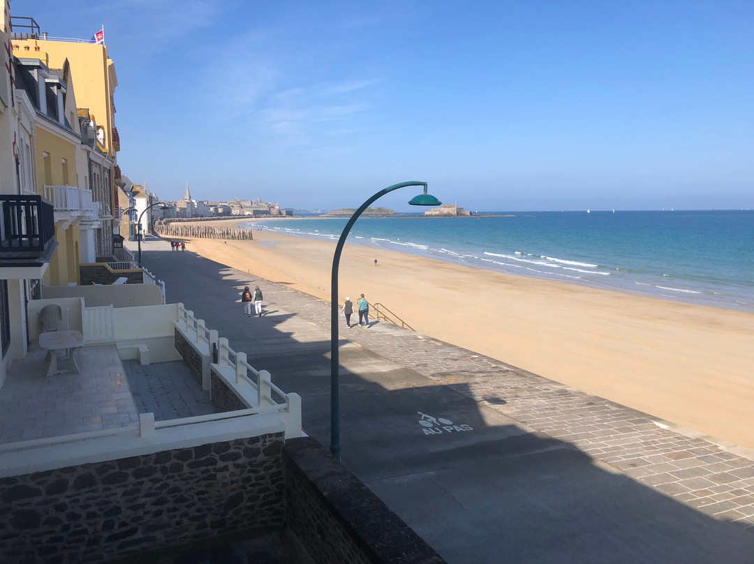 Les Baigneuses Du Val主图