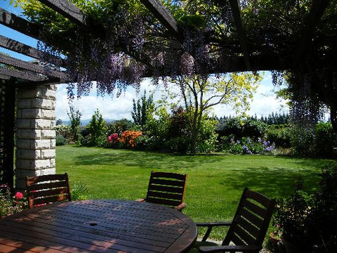 Traminer View Vineyard B&B主图