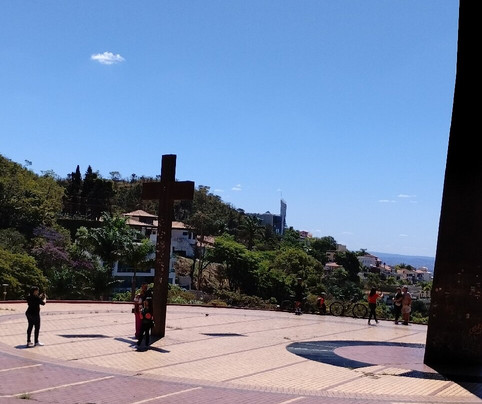 Praca Israel Pinheiro-贝洛哈里桑塔必去景点