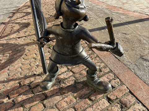 Minnie The Minx Statue-敦提必去景点