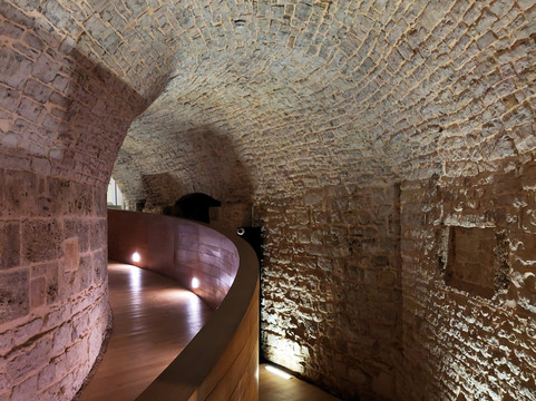 Torrione Angioino-Bitonto必去景点