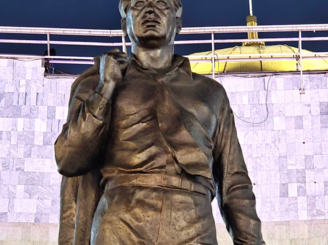 Monument to Chingiz Aitmatov-比斯凯克必去景点