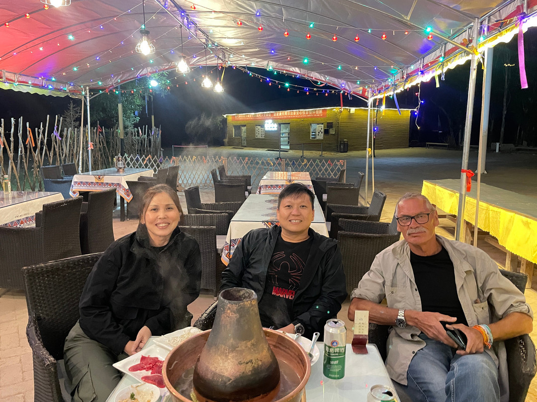 七彩丹霞靠山大营自驾游山庄(七彩丹霞景区店)主图