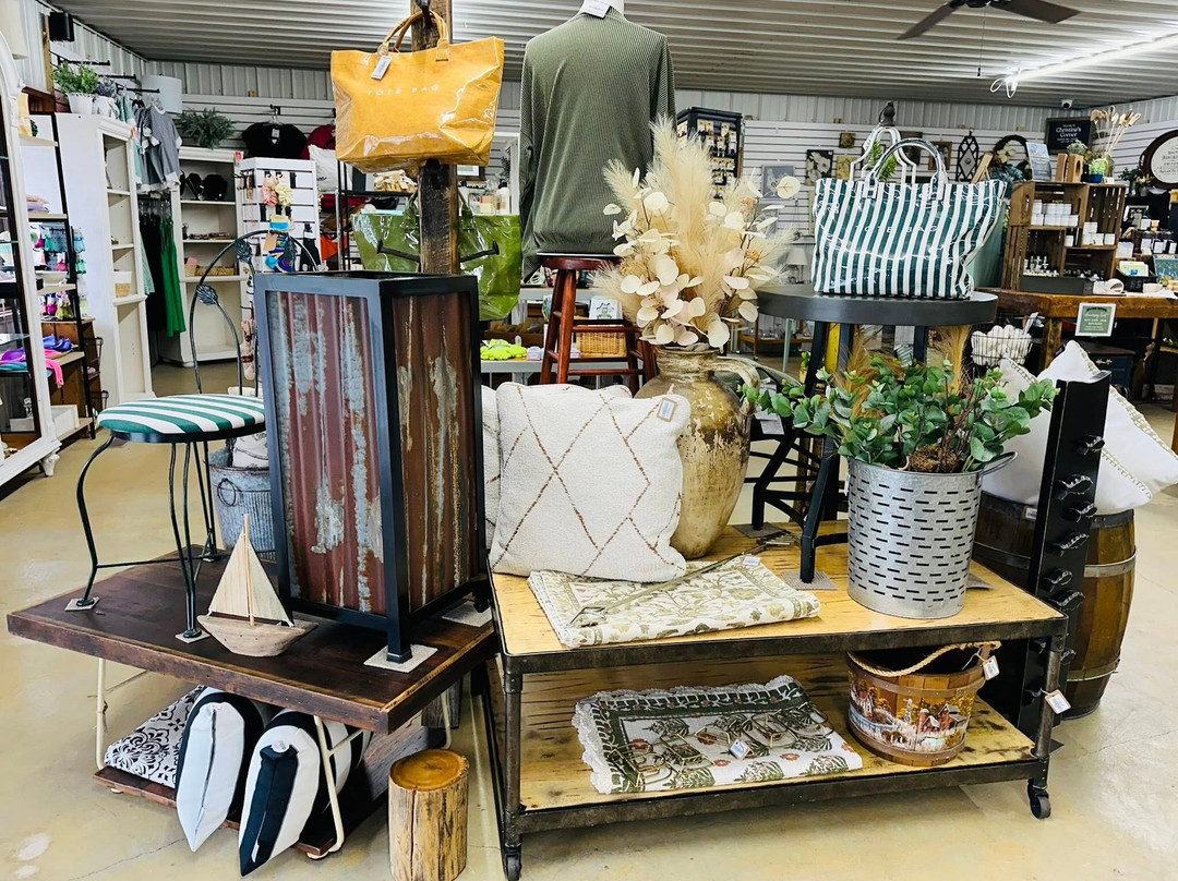 Salvage Sisters, A Repurposed Store-Baxter必去景点