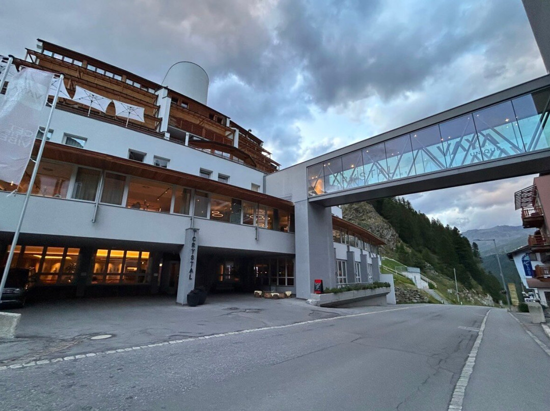 水晶酒店主图
