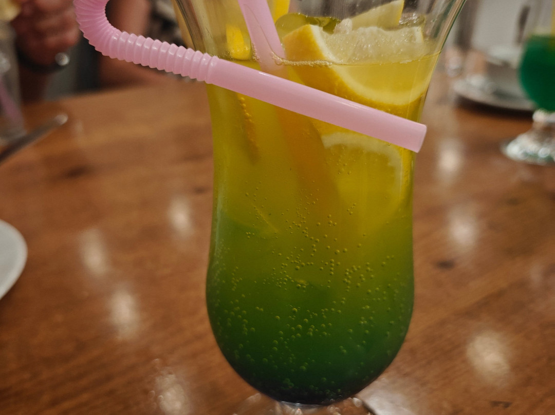 金岩石海滩酒店主图