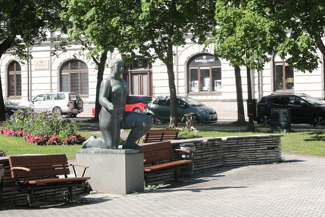 Statue Knelande kvinna (Statue de la Femme agenouillée)-Hudiksvall必去景点