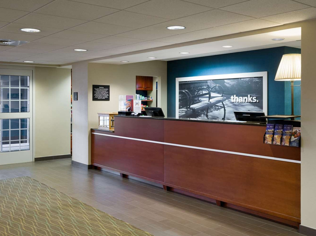 威廉斯堡广场希尔顿恒庭旅馆&套房酒店主图