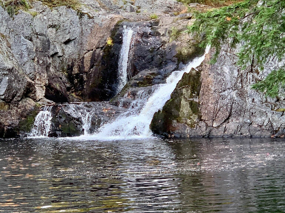 Crystal Falls Hiking Trail景点图片