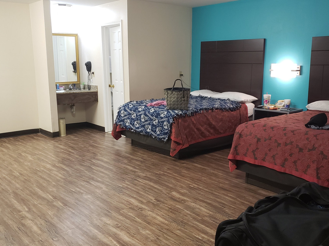 Euro Inn And Suites主图