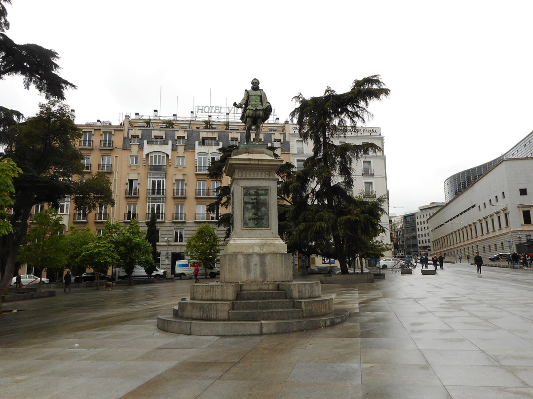 Estatua de Miguel de Cervantes-马德里必去景点