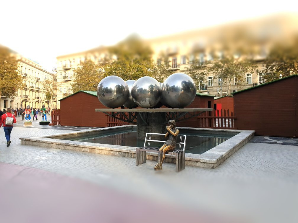 Sculpture Girl on Bench-巴库必去景点