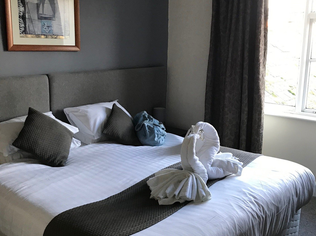 The West Bay Hotel主图