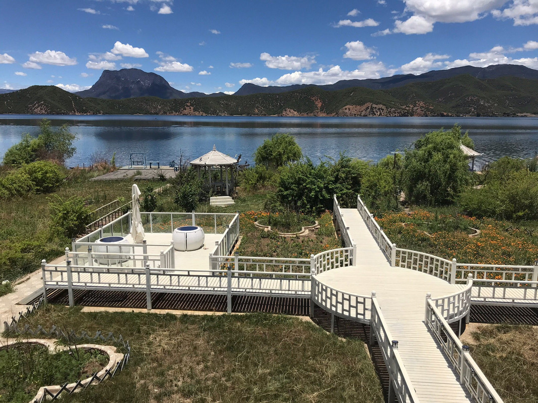 泸沽湖青风扬度假酒店主图