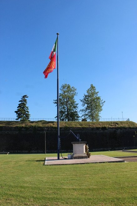 Monumento ai Caduti del mare-佩斯基耶拉德尔加尔达必去景点
