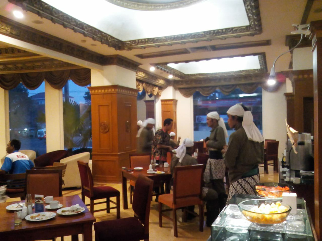 圣城皇家大酒店主图