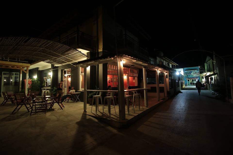 Lefkimi旅游景点-Black and White