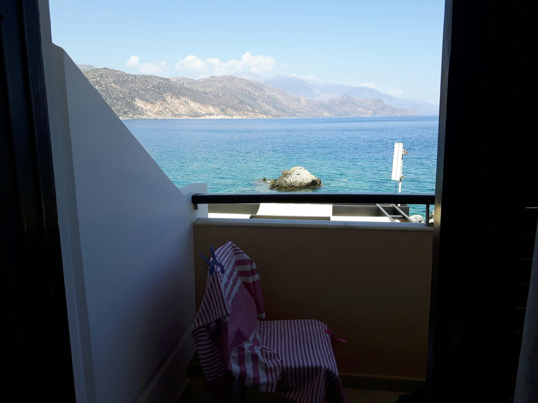 岩石之上酒店主图