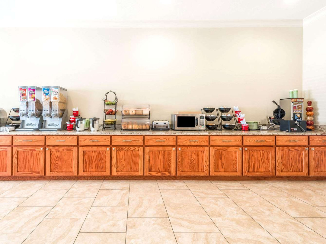 Ramada by Wyndham College Station主图