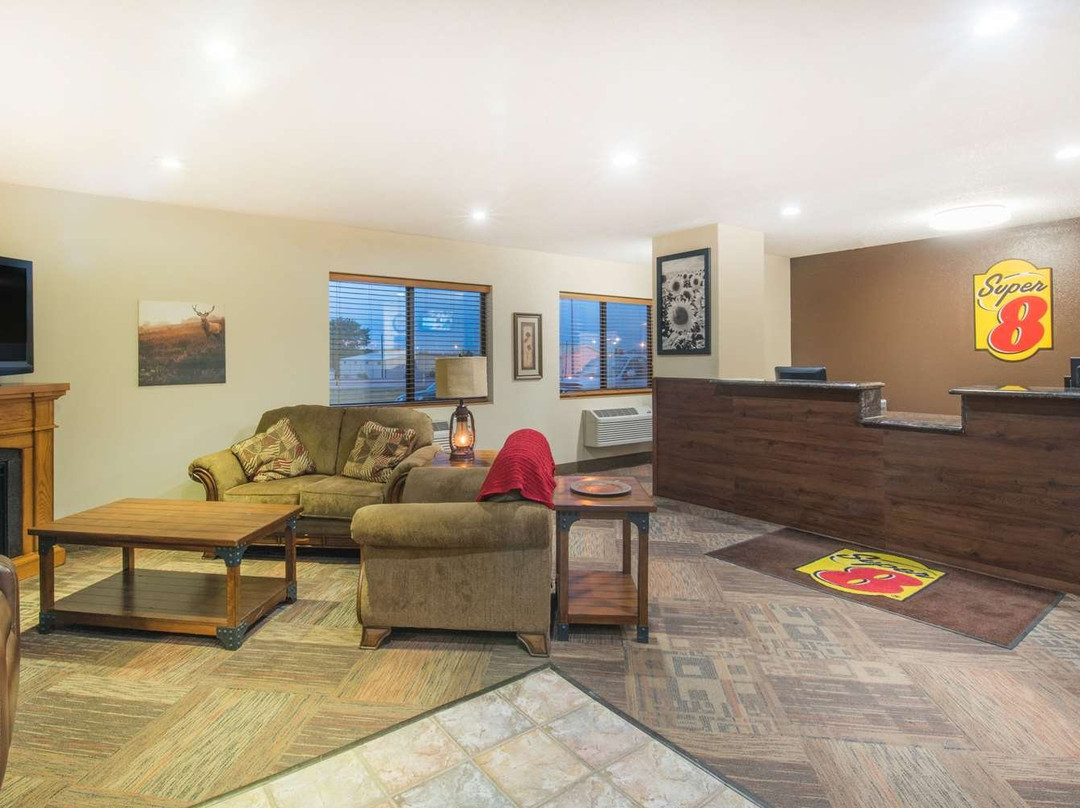 詹姆斯敦速8酒店主图