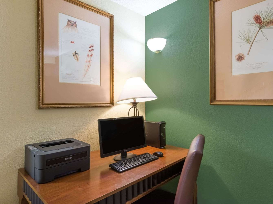 卡农城速 8 酒店主图