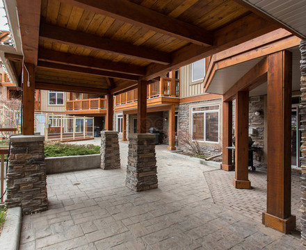 集团猎鹰峰山林小屋酒店