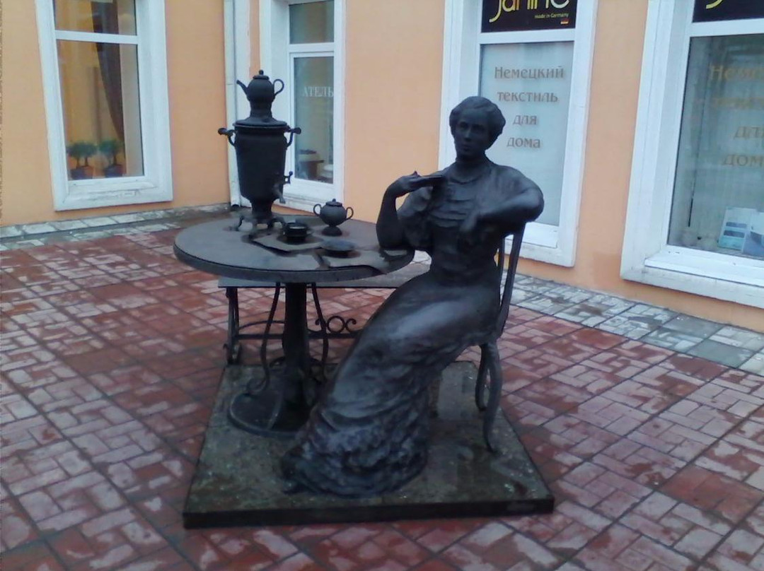 The Photographer And The Lady At The Samovar Monument-鄂木斯克必去景点