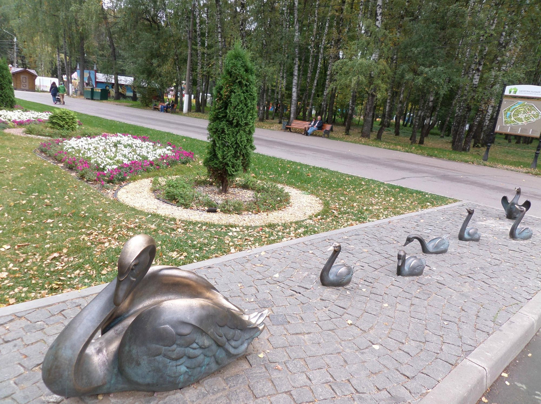Sculpture Swan Lake景点图片