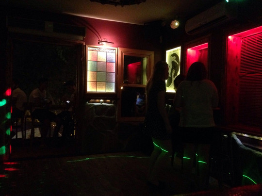 Queen Bar (terrace)-卡斯必去景点