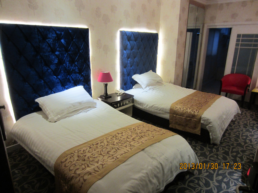 九久假日酒店主图