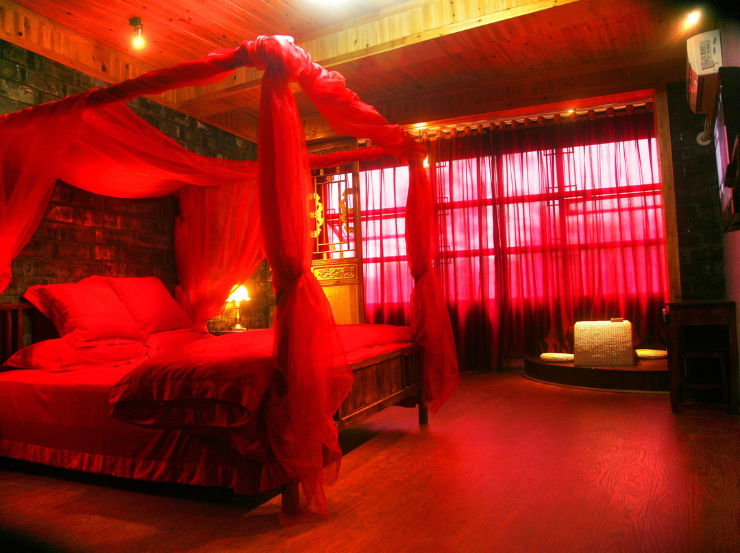 凤凰等你来主题客栈观景店主图