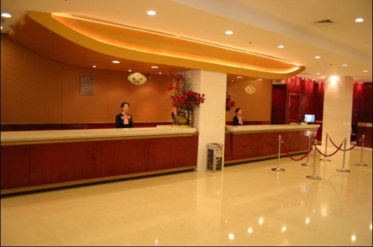 三徳大酒店主图